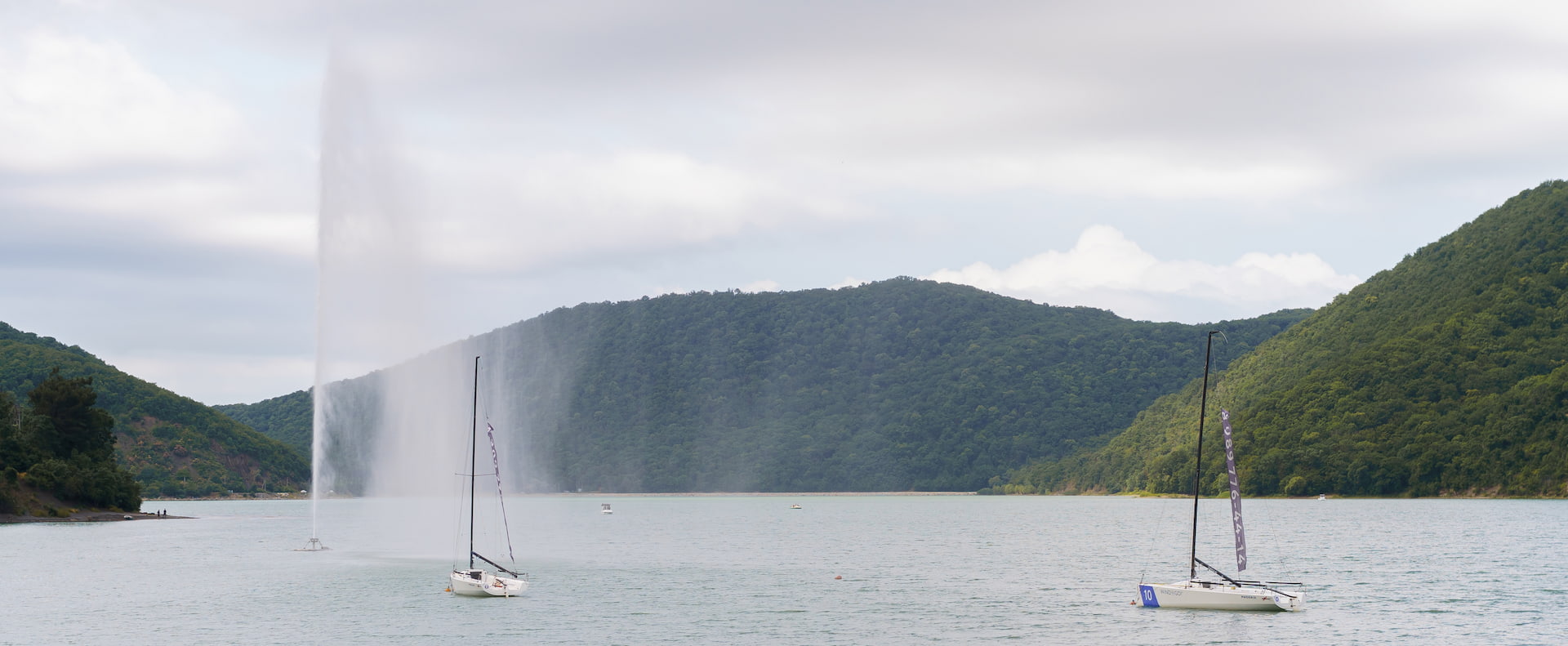 Дневной фонтан на озере Абрау Дневной фонтан на озере Абрау