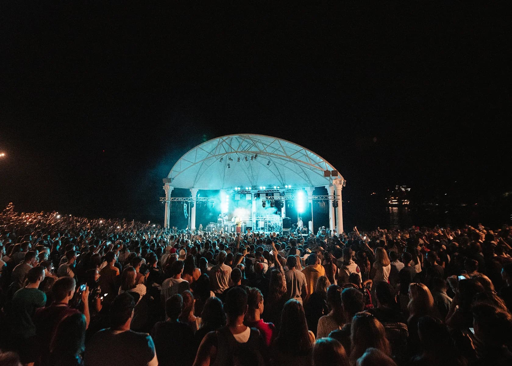 Амфитеатр у озера