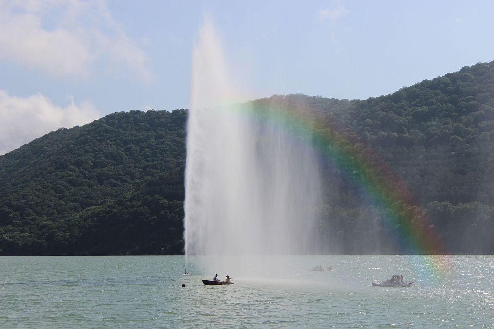 Дневной фонтан на озере Абрау